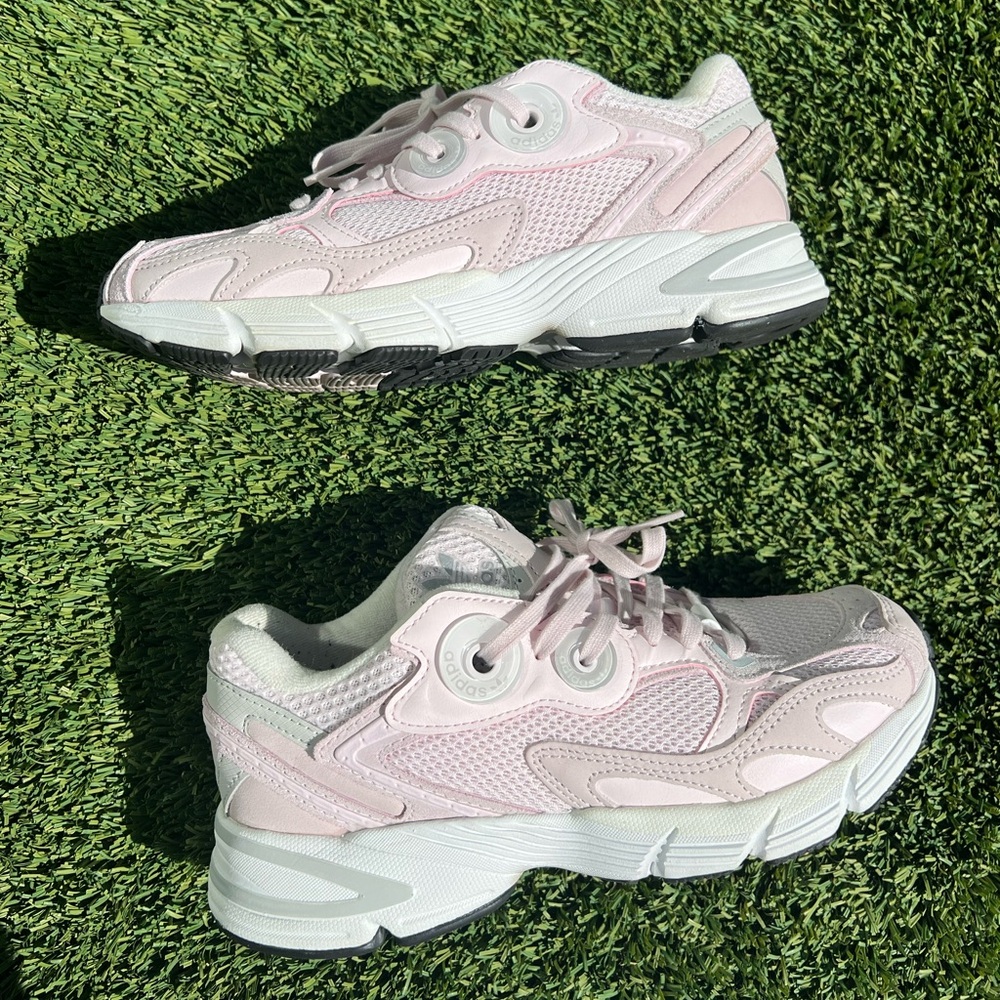 Pink adidas astir